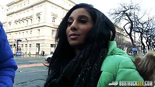 辣妹Ria Rodrigez在公共场合给陌生人猛烈口交