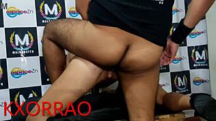 Cerco transboy con stalloni affamati in azione di gruppo selvaggia e bang duro