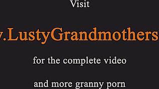 Yo, dövmeli tombul nine büyük siyah yarrak üstünde sertçe zıplıyor! 😈