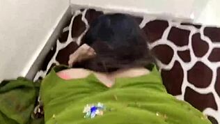 زوجة أبي الهندية تتجنن معايا في المطبخ، أبي ما يدري، كلام وسخ هندي ساخن!