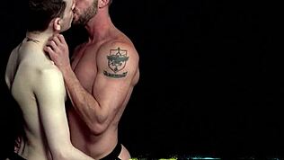 Twink barebackar atletisk hunk-bottom med djupthroat och rimjob.