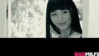 Хитър приятел не може да устои да чука две мокри путки зад гърба й, о, човече!