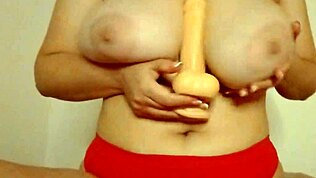 Uporabljam velik dildo, da drkam kurca, končam na velikih naravnih cikah med njimi in glasno stoka - depravedminx