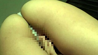 Srdce mi buší pro vysokoškoláčku s D-kbelíky růžovýma bradavkama v průhledným obleku