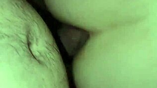 В этой подчиненной анальной тройке ее жопу жестко ебут двое парней