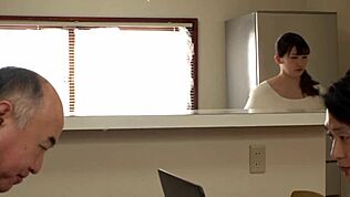 Эй, тесть кончает в меня, пока муж курит!