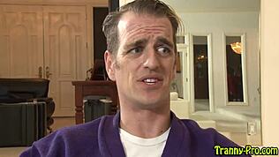 Профессионална tgirl тройка разпалва див групов копнеж тази нощ