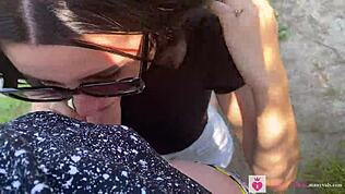 Ehi, vuoi vedere una ragazza 18+ che pompa e anal selvaggio al fiume nei boschi?