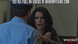 Jeg ser to sexy brunetter dele en enorm kuk på flyplassen