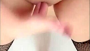 Seksi tinejdžerka 18+ pokazuje svoju mokru pičku i ima fantastičan orgazam - depravedminx 😍