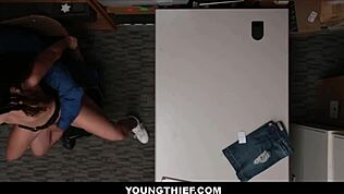 Junge 18+ Ladendiebin Lily Adams kommt beim Reiten von Officer Tommy Gunn im Laden