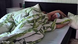 Аматьорска двойка се наслаждава на горещ сутрешен секс с пръсти.