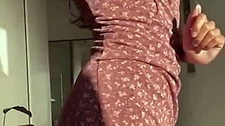 Rubia dorada prueba diferentes outfits para TikTok y luego folla duro con su novio