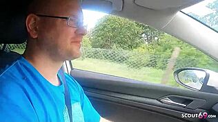 Olgun Türk Kadın Arabada İki Alman Tarafından Sikiliyor