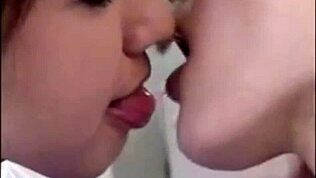 ¿Por qué estas chicas asiáticas se besan y chupan tan salvajemente?