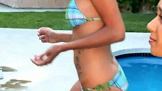 Dve prelepe svetlopute žene imaju horny trojku, sišu i ližu jedna drugu celu noć u ovoj ebony lezbijskoj sceni