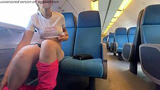 मैं ट्रेन में सबके सामने एक अजनबी को मजे से हिला रहा हूँ