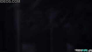 双性恋熟女Mona Azar带领继子和热辣学生Gizelle Blanco的三人行