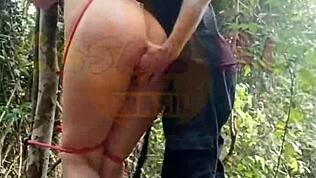 Горещата ми приятелка вързана и с сочна пичка на пътеката