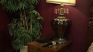 Εϊ, θες να δεις αυτή τη shemale υπηρέτρια να γαμάει πρωκτικά ξανθιά;