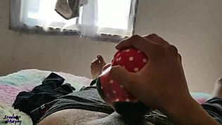 嘿她差点抓到我打飞机！现在要用大拉丁奶子夺我处男