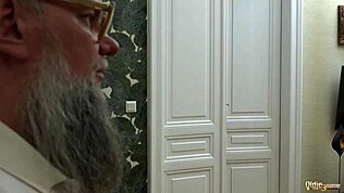 Blond og brunette teen 18+ deltager i vild trio med bedstefar