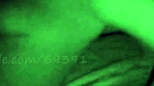 Latina med fet rumpa blir upphetsad, klappar kuk på massagebordet