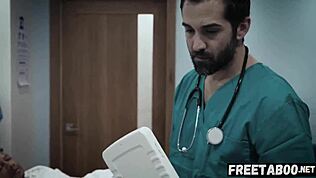 หมอเฮี้ยนย่องเข้าไปเย็ดสาวร้อนอายุ 18+ ไม่ใส่กางเกงใน