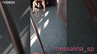 Messalina latinská milfka ukazuje mokrou oholenou kundu cizincovi v metru, zatímco fotí