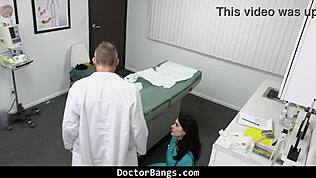 와, 틴 18+ 환자가 의사의 자지 치료 계획에 충격받았어!