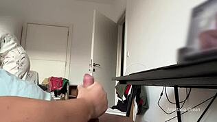 MILF femme de ménage surprise à mater ma branle, nettoie après l'éjac faciale