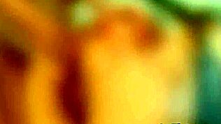 Foxy lesbiska hettor dyker in i vild anal stretching och fistingsäventyr