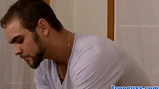 Putain, ce hunk gay s'est fait sucer la bite avant de se faire enculer, trop chaud ! 😈