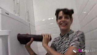 Виж Iris, тази брюнетка мацка, как й разбиват путката от огромен испански кур в дива езда