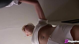 Sportliche Studentin Ana Fey zeigt winzige Titten und engen Arsch beim Boxtraining