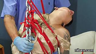 不寻常的甜心在精神病院忍受残酷肛门治疗