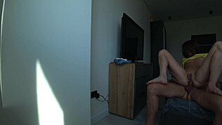 Vreemdgaande vrouw betrapt met vriend op mijn bed