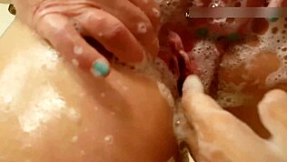 嘿，看我50多岁的妻子在淋浴中洗她的自然大奶子和逼，太狂野了！😜