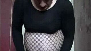 Sunt Mark Wright, un tip bisexual gay care se îmbracă în haine de fată, și gândul la pula care îmi fute curul mă face să ejaculez mai repede