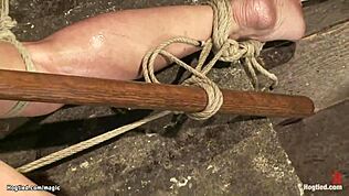 Yağlı Bağlı Fahişe Garip Seansında Şiddetli Göt Yumruklaması Dayanıyor