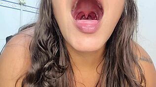 أنا أعرض شرجي الكبير وكسي على الكام لمتابعي