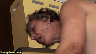 मोटी बालों वाली गृहिणी को चाहिए जोरदार चुदाई! 😈