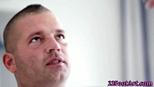 Hej, blondinka dobi stopala prepojena s spermo