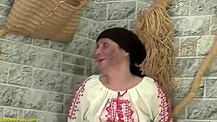 סבתא מכוערת בלי שיניים משתוקקת לפעולה קשוחה בסגנון דוגי עם בחור צעיר