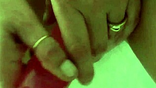 تتجسس من أجل الإثارة وتنزل للقبو عشان تنضم لرجل في حركة حصرية