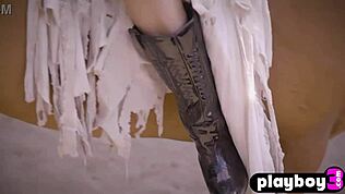 Playboy3.com viser sexy latina-teen 18+ Eliza Ibarra poser naken ute etter varme klær