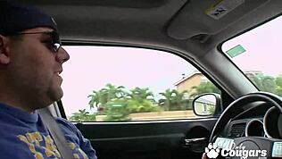 אני אל לואיר מפשקת רגליים לזר שזה עתה פגשתי, נחנקת על הזין שלו תוך רכיבה קשה