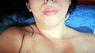 אמא חורגת אסייתית נותנת מציצה מטורפת לבן חורג עם ציצים ענקיים!