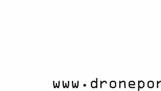 Флэш в красном платье на пляже - Осмелишься посмотреть на эту нудистку MILF?