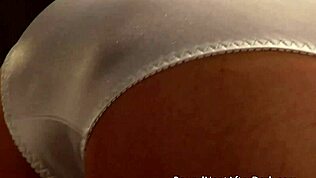 Hej služkinja, pripravljena na to, da moja lezbična gospodarica uživa v tvojem masiranju in drgnjenju pičke?